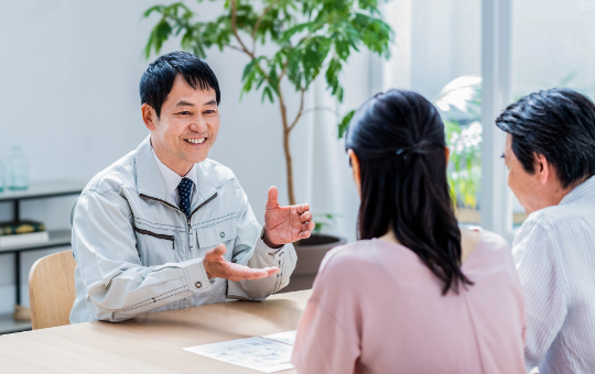 打ち合わせ風景　笑顔　写真