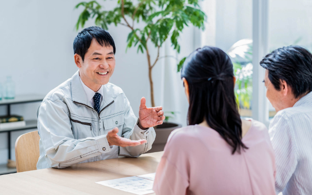 打ち合わせ風景　笑顔　写真