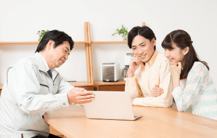 悩み解決　笑顔の夫婦　打ち合わせ風景写真